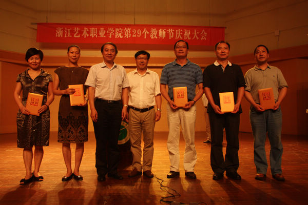 刘发奎获2012年度学院优秀干部称号