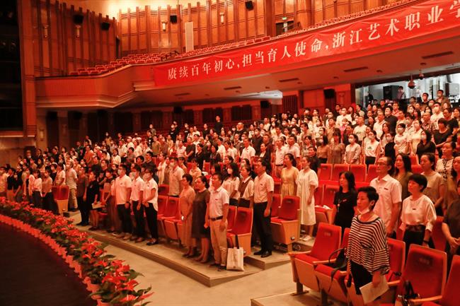 观众席 国歌.JPG